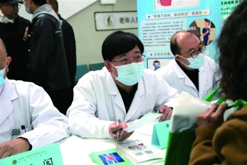 山东第一医科大学附属省立医院疼痛科主任孙涛在义诊现场问诊